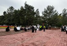 Бишкек: ВИЧ менен ооруган балдардын ата-энелери нааразычылык акцияга чыгышты