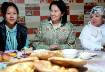 Айгүл Жапарова үй-бүлө тибиндеги балдар үйүнө барды