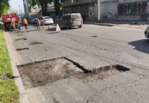 Бишкектин көчөлөрүндө чуңкурларды жамоо иштери жүрүп жатат