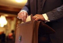 В администрации президента сократили 72 человека