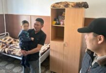 Садыр Жапаров внепланово посетил центр онкологии и НЦОМиД и поговорил с пациентами — фото