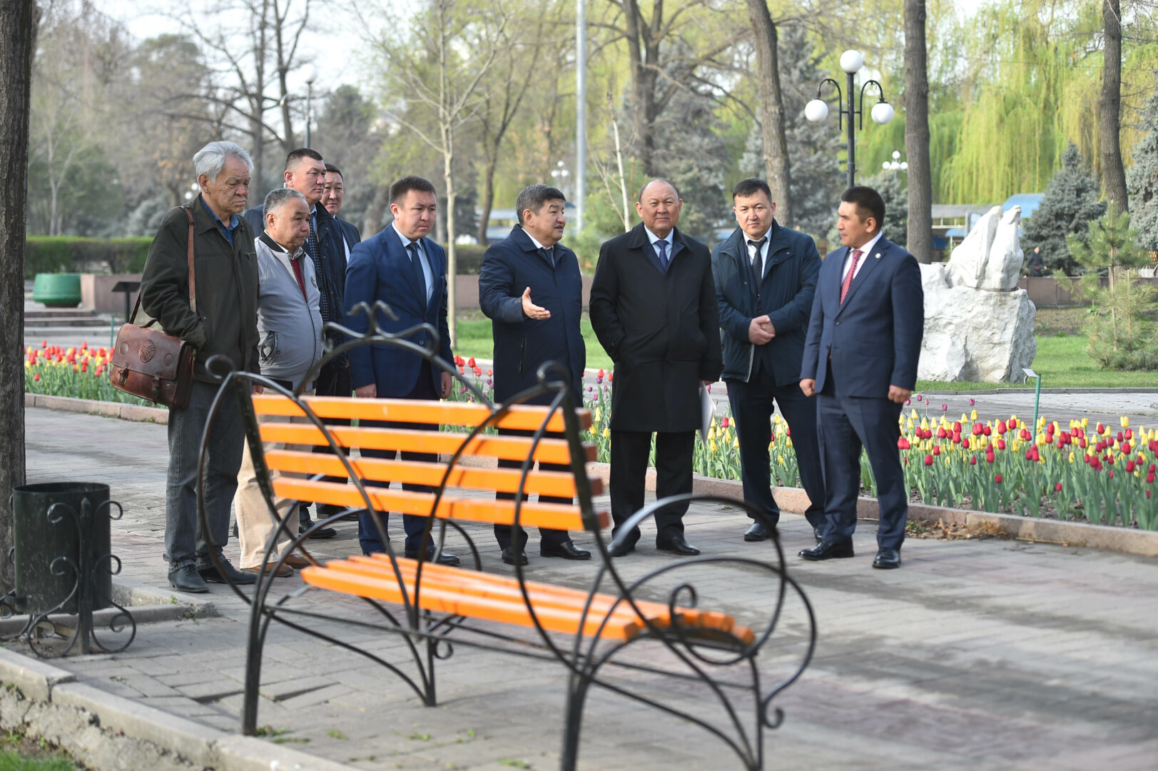 642bc07fa6bda Акылбек Жапаров прошелся по Бишкеку и дал ряд поручений - фото