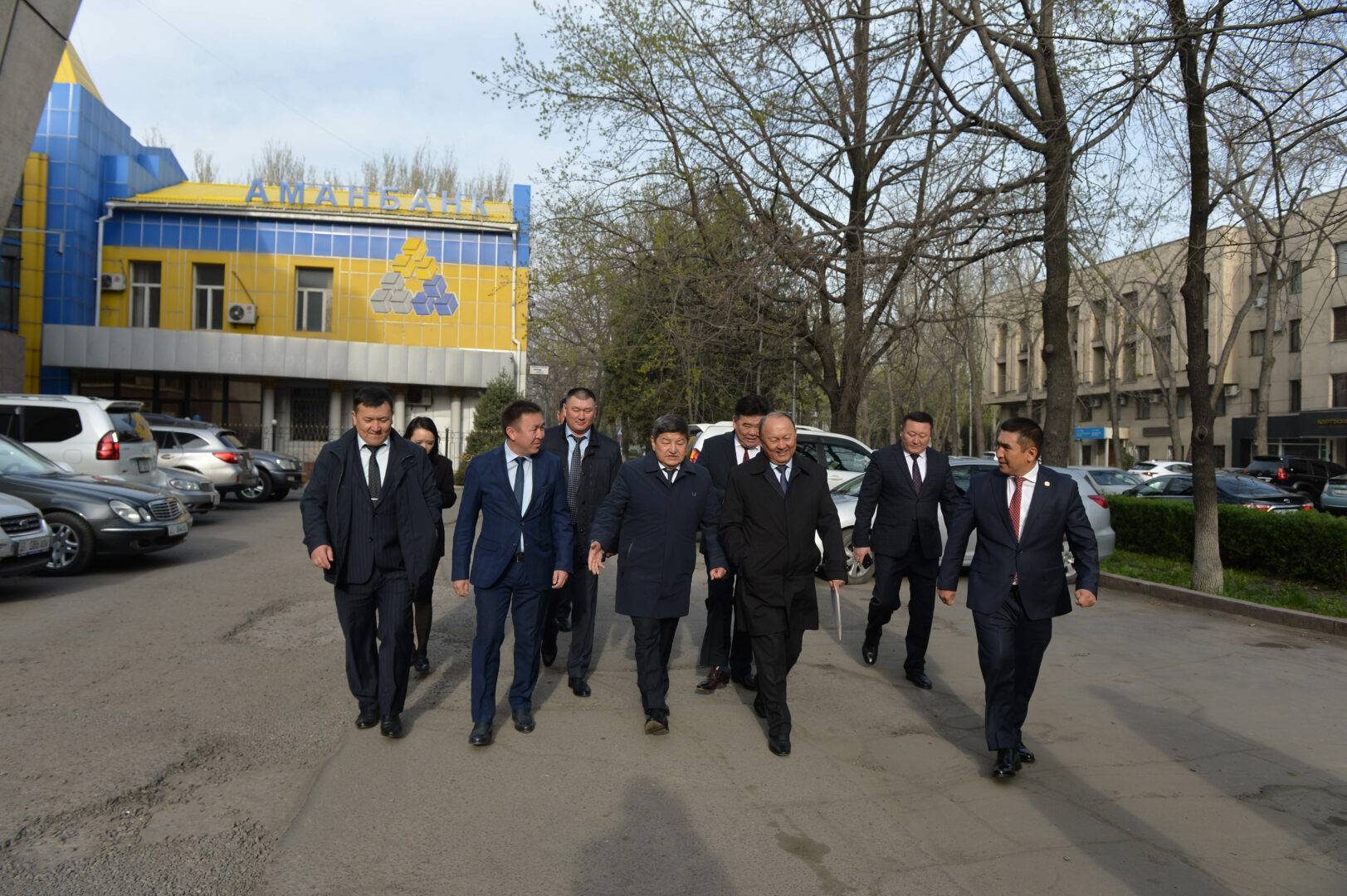 642bc090d5ca2 Акылбек Жапаров прошелся по Бишкеку и дал ряд поручений - фото