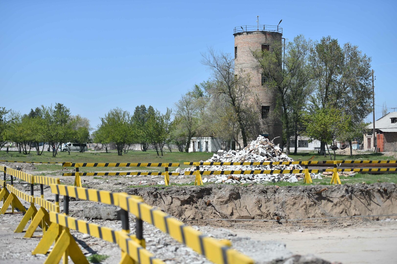 6443de2ab1b8e Акылбек Жапаров заложил капсулы на месте строительства двух заводов в Чуйской области