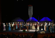 Все члены кабмина сходили на спектакль Ошского театра драмы — фото