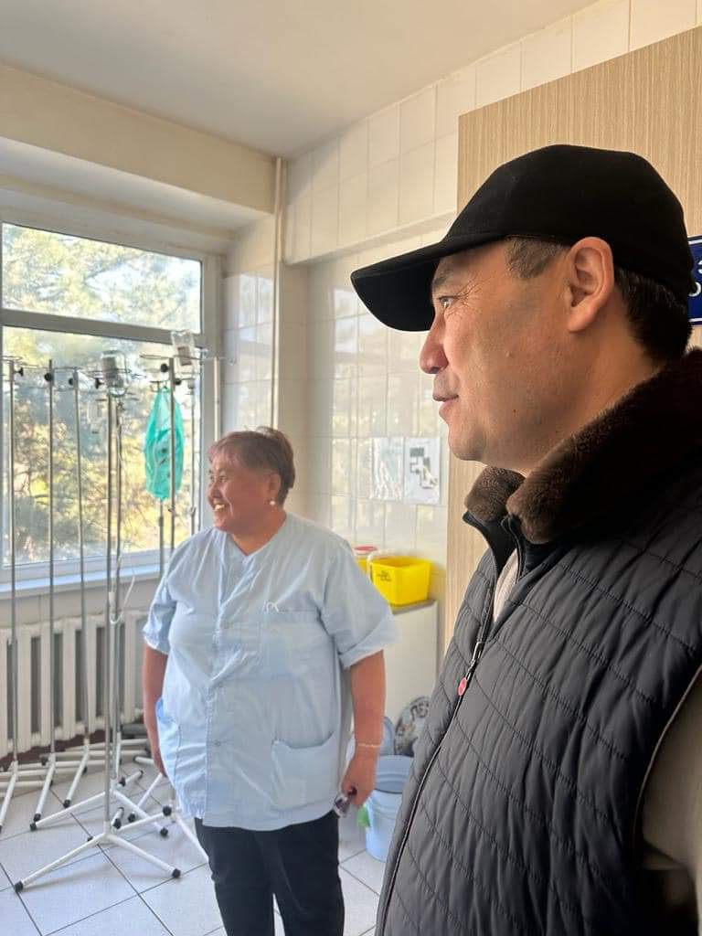 66 Садыр Жапаров внепланово посетил центр онкологии и НЦОМиД и поговорил с пациентами - фото