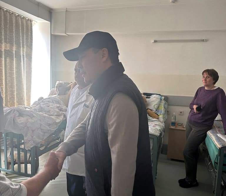 77 Садыр Жапаров внепланово посетил центр онкологии и НЦОМиД и поговорил с пациентами - фото