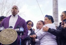 Кыргызский чапан мэру Нью-Йорка подарили от имени Садыра Жапарова