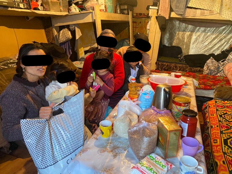 82fa0f11 feed 4c8f 937d 0726d9a6c272 Чиновники навестили пятилетнего мальчика, который с семьей живет на свалке в Бишкеке