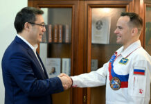 Садыр Жапаров космонавт Сергей Корсаков менен жолугушуп, Ысык-Көлдүн сүрөттөрүн берди