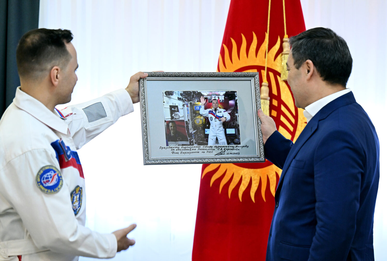 DST 7381 Сергей Корсаков подарил Садыру Жапарову флаг КР, побывавший в космосе - фото