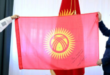 Сергей Корсаков подарил Садыру Жапарову флаг КР, побывавший в космосе — фото