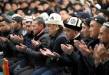 Садыр Жапаров посетил центральную мечеть и провел ифтар для прихожан — фото