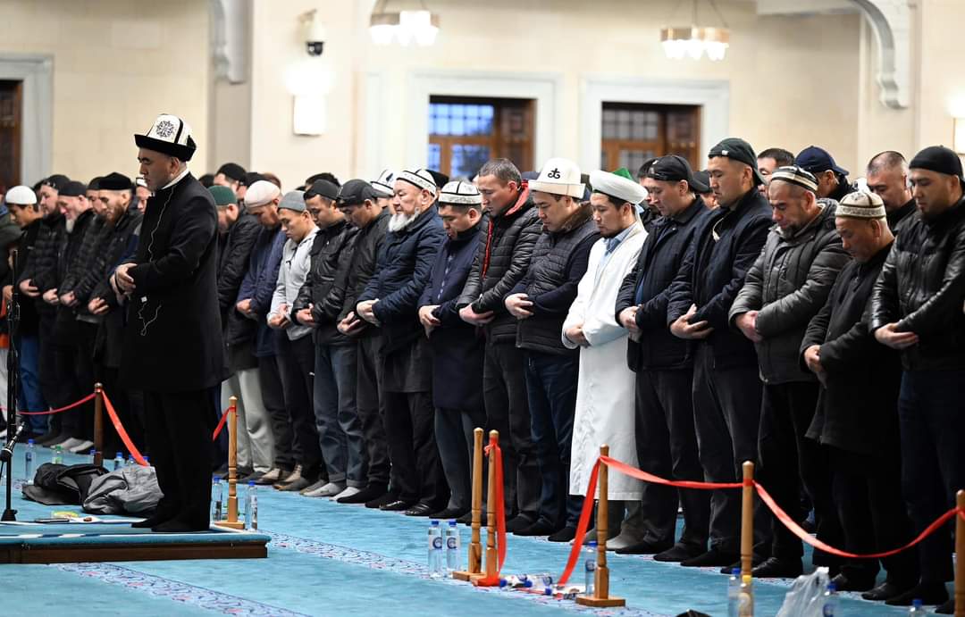 FB IMG 1680885570884 Садыр Жапаров посетил центральную мечеть и провел ифтар для прихожан - фото