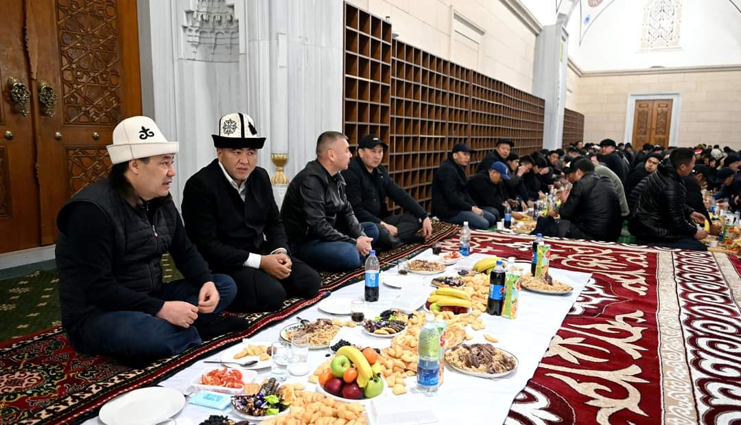 FB IMG 1680885587829 Садыр Жапаров посетил центральную мечеть и провел ифтар для прихожан - фото