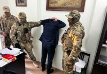 450 миң сом. Свердлов районунун прокурорунун улук жардамчысы пара менен колго түштү