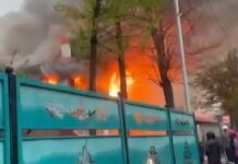 В Бишкеке в районе Западного автовокзала горит здание