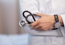 В Таласской области врач и пациент обвинили друг друга в избиении. Комментарий Минздрава