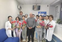 Бишкекчанин Евгений Николаев подарил тюльпаны 500 медикам и учителям