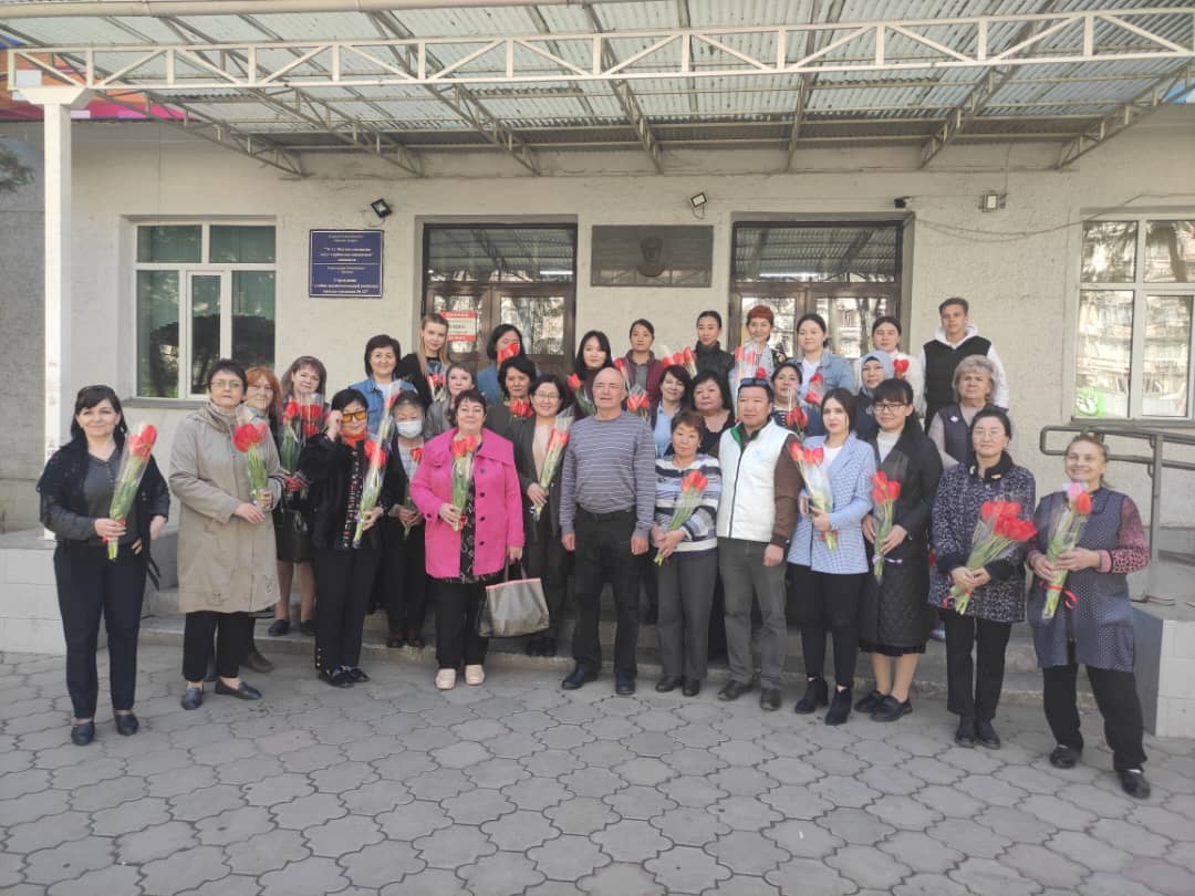 WhatsApp Image 2023 04 01 at 15.35.42 Бишкекчанин Евгений Николаев подарил тюльпаны 500 медикам и учителям