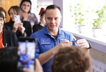 Космонавт Сергей Корсаков посетил свою родную бишкекскую школу — фото