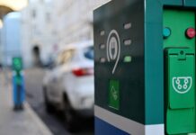 На 10 муниципальных парковках Бишкека установят электрозарядные станции