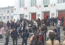 Бишкектин эки мектебинде бомба бар деген маалымат түшүп, окуучулар эвакуацияланды