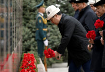 Первые лица КР и экс-президент почтили память погибших во время Апрельской революции