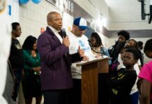 Мэр Нью-Йорка пришел на встречу с горожанами в кыргызском чапане — фото