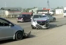 На объездной близ Бишкека столкнулись патрульная машина и «Honda Fit»