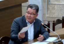 Депутат подарил замминистра сельского хозяйства школьный дневник