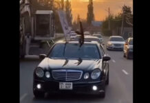 Патрульные нашли водителя, который ехал, высунув автомат АК-47 из люка