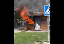 В Бишкеке сгорела точка фастфуда — видео