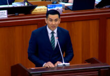 Депутаты Жогорку Кенеша проводили аплодисментами Жаныбека Абирова — видео