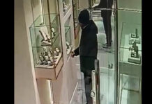 Момент кражи из ювелирного магазина в Бишкеке попал на видео