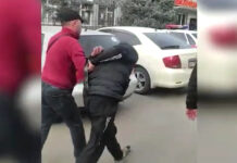 Чүйдө жаранды скотчтоп, талаага таштап, унаасын айдап кеткендер кармалды