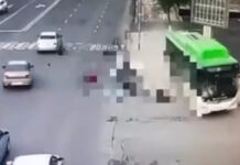 В Казахстане неуправляемый автобус сбил пешеходов, 5 человек погибли