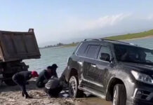 В Оше водитель решил проверить проходимость своего джипа и застрял в водоеме