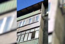 В Бишкеке трое маленьких детей остались одни дома, спасатели вскрыли дверь