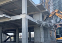 В Бишкеке по решению суда начали сносить недостроенную многоэтажку