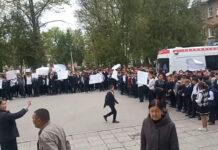 №1 мектеп-интернатынын окуучулары жана мугалимдери митингге чыгышты