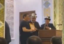 Муфтий КР вручил благодарственное письмо Раиму Матраимову за «службу от всего сердца»