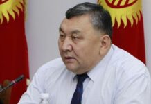 “Капкара болуп чүмкөнүп жатышат”: Марат Иманкулов Кыргызстанда аялдардын паранжа кийүүсү тууралуу пикирин айтты