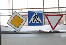 Минтранс теперь сам будет изготавливать дорожные знаки. В Бишкеке открыли цех