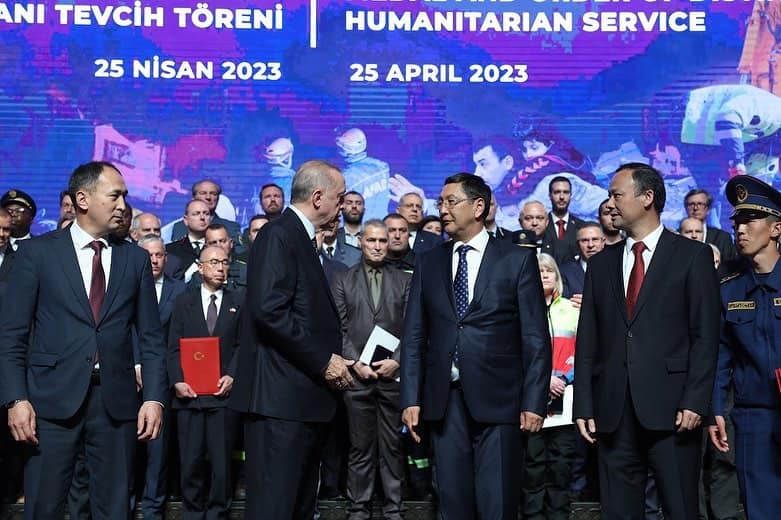 whatsapp image 2023 04 26 at 09 43 45 4 Эрдоган вручил медаль спасателю из Кыргызстана