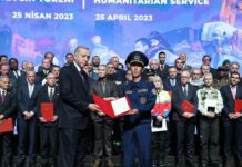 Эрдоган кыргыз куткаруучуларын сыйлады, – сүрөт