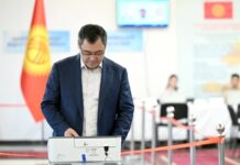 Садыр Жапаров Жогорку Кеңештин депутатын шайлоодо добуш берди