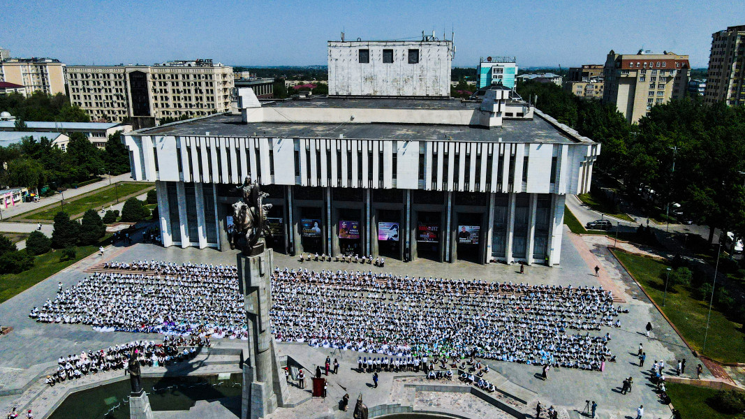 1684210249 В Бишкеке 2,5 тысячи учеников хором исполнили эпос «Манас»