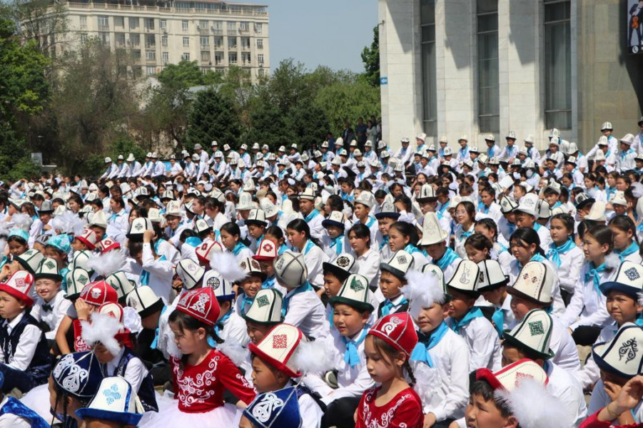 1684210267 В Бишкеке 2,5 тысячи учеников хором исполнили эпос «Манас»