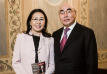 Аскар Акаев с супругой прибыли в Кыргызстан